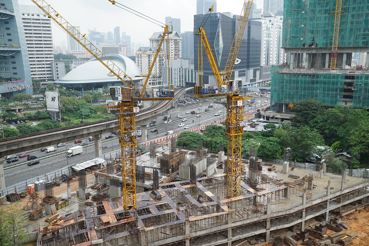 亚洲小说图片视频:地产律师的一年，飞越10多个城市的挑战与成长